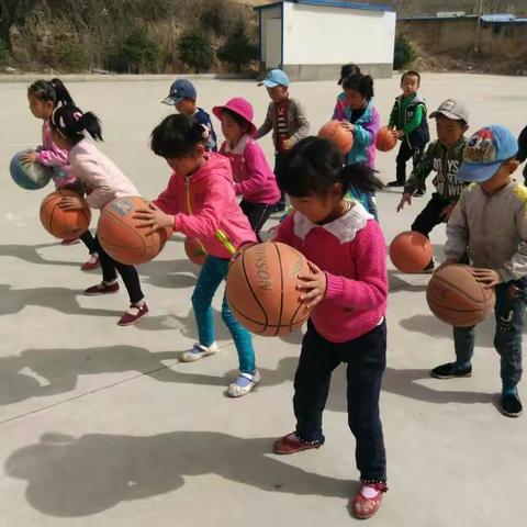 东峡乡中心幼儿园:快乐小篮球