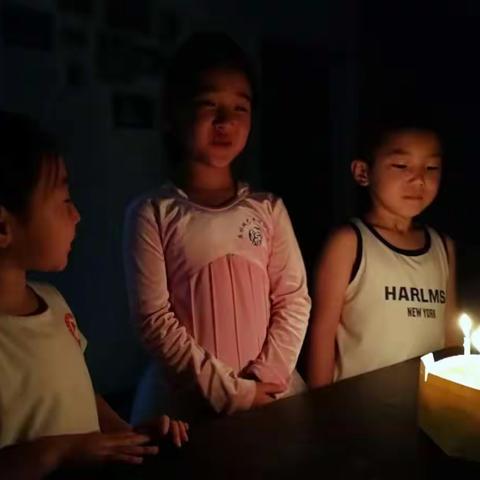 儿子的生日。有朋友陪伴