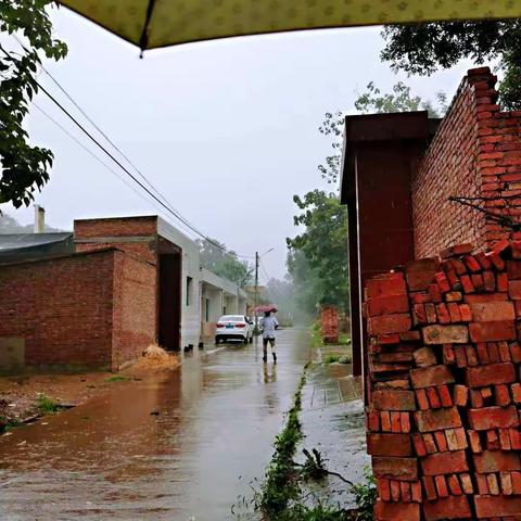 扶贫路上踏泥行，领略医者雨中情❤️！