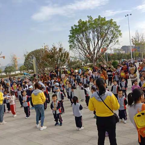 “绚丽金秋，快乐秋游”十米长画活动ˇε ˇ