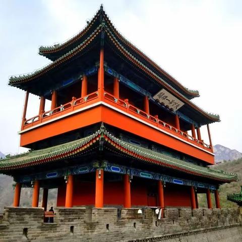 春风又度居庸关，桃花姹紫玉兰雅。