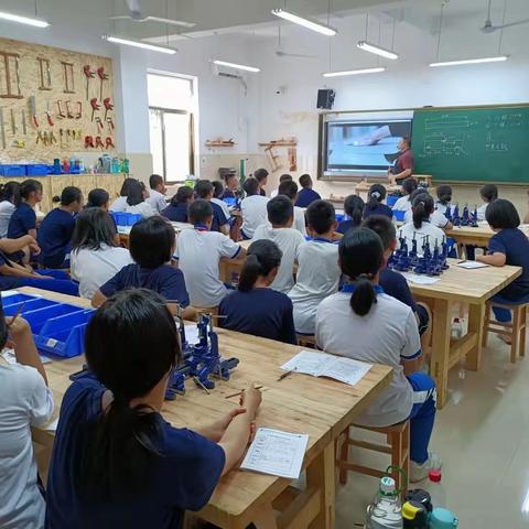 2104班，我们第一堂木工课