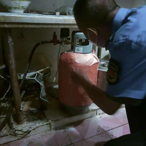 综合行政执法大队对辖区商户进行燃气安全排查