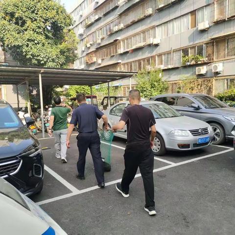 东街街道办事处综合行政执法大队对辖区居民文明养犬进行劝导