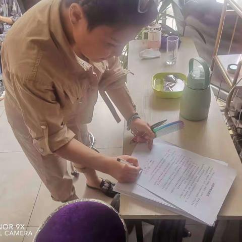 综合行政执法大队对辖区沿街门店签订垃圾分类承诺书