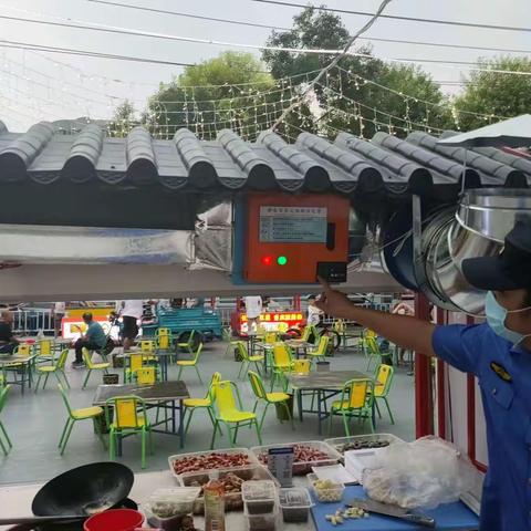 东街街道办事处综合行政执法大队对辖区油烟净化设施进行排查