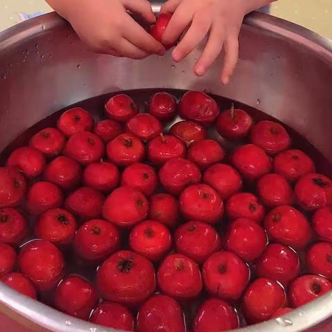 小牛顿幼儿园庆元旦−制作冰糖葫芦