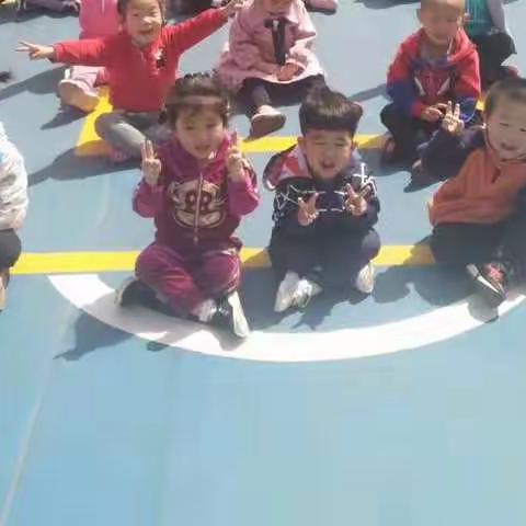 和平幼儿园小一班――《 大手拉小手      快乐做运动》