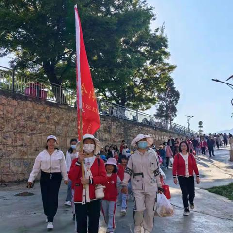 会泽县彩虹幼儿园“重走长征路、红色润童心”暨“亲近自然拥抱春天”大班幼儿踏青活动