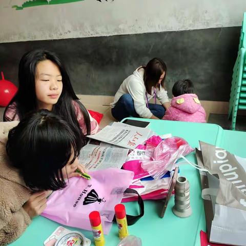 五一小长假，童伴妈妈组织孩子们一起完成了手工T台秀的服装，这个活动给孩子们带来了很大的乐趣