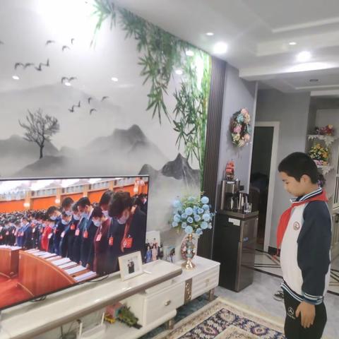 “学习二十大、永远跟党走、奋进新征程”第一师阿拉尔中学少先队员收看党的二十大