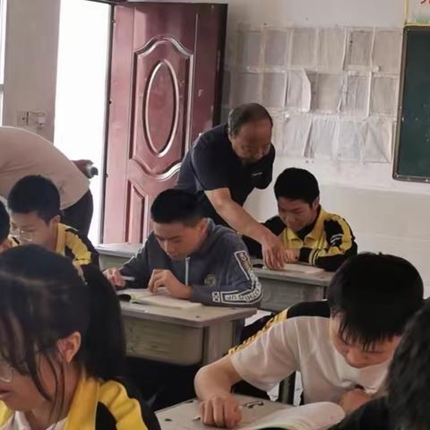 “推门听课，以听促教”寺湾镇中推门听课活动