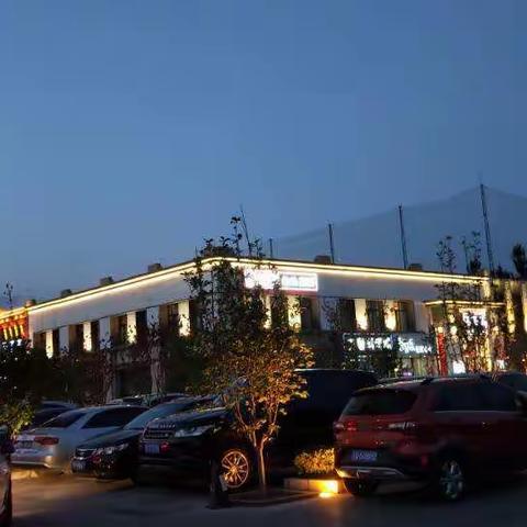 2018-6-29 傍晚出来散步，找到了一个很亮丽的美食广场。灯红酒绿的感觉像是来到了一个新兴小镇。