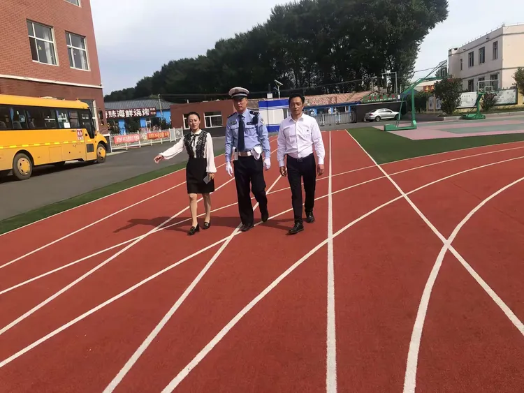 培养师生良好的交通安全意识,9月12日下午,跃进小学邀请长春市公安局