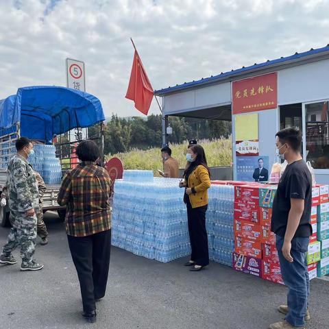 病毒无情，人间有情，陇川县工商业联合会景罕分会到景罕高速卡点及景罕村委会慰问活动。