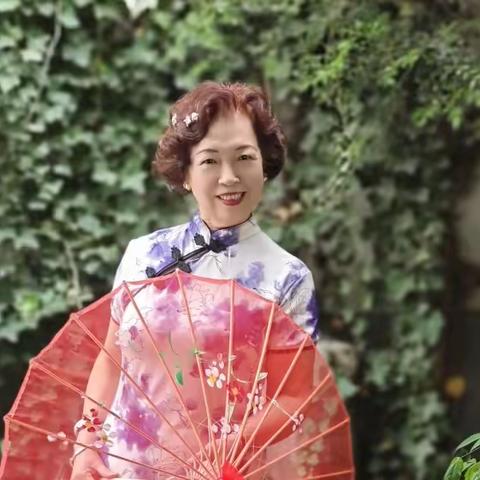 I传统旗袍风韵］究竟是女人诠释了旗袍的韵致与美丽，还是旗袍成全了女人的婀娜与风情，打着油纸伞也是一道风景