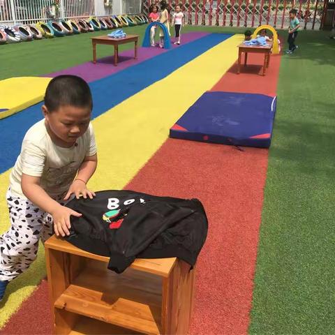 润扬学前教育集团蒋王幼儿园中二班-----自理童子功，小技能，大本领，从小练起。