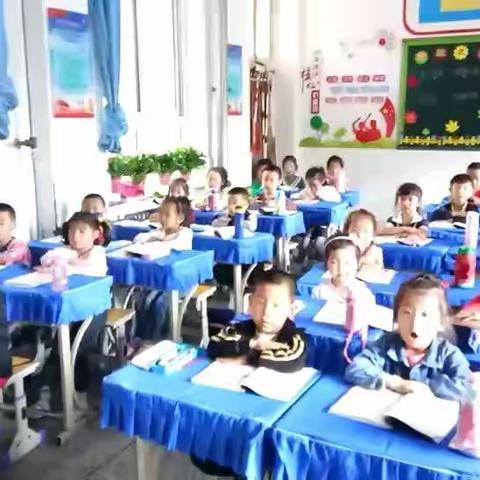 “爱上阅读 乐于分享”――红都小学一年级一班读书交流会