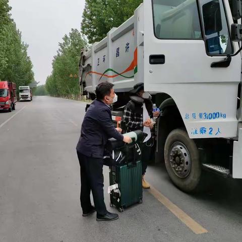 疫情防控暖人心 温情护航返乡路-———道路运输服务中心疫情卡点为返程学子送来温暖