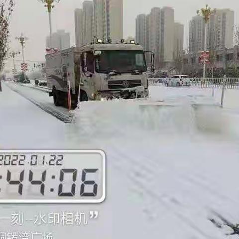 我市城管局职工雪中坚守保道路畅通