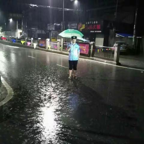 暴雨来袭，城管永远坚守在一线