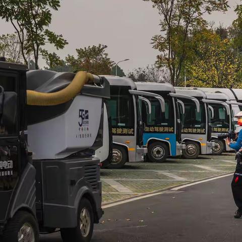 《金秋时节  车谷体验自动驾驶》