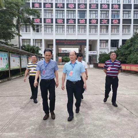 海口市教育局邓袖副局长莅临海港学校检查指导合格考考务工作