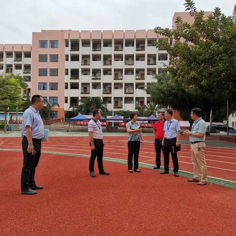 海口市教育局汪娟局长莅临海港学校检查中考考点工作