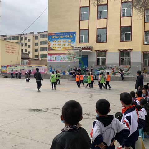 同仁县民族寄宿制实验学校举办“高年级学生校园杯篮球大赛”。