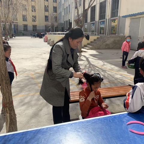 ཐུན་རིན་རྫོང་མི་རིགས་བཅའ་སྡོད་སློབ་གྲྭ།同仁县民族寄宿制学校