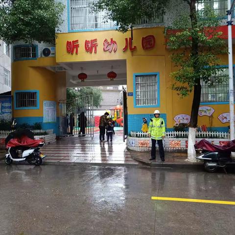 昕昕幼儿园离园安全––交警护航篇