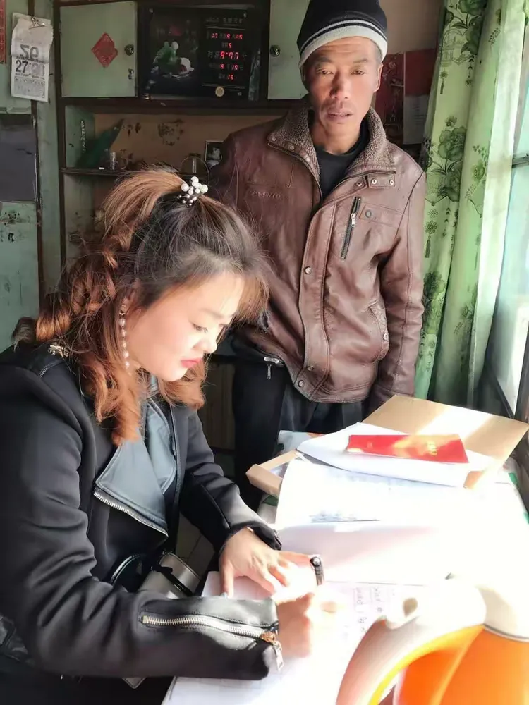 2017年9月29日，福利院李广才院长带领帮扶队员来到大成村，为贫困户送去节日的问候