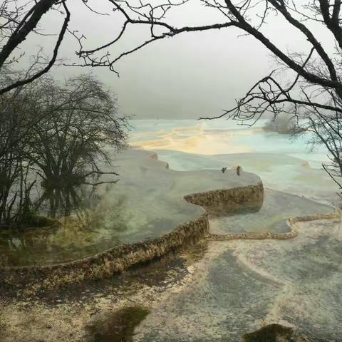 日照香炉生紫烟，遥看瀑布挂前川，黄龙