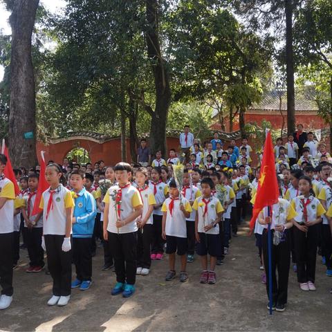 缅怀革命先烈，争做优秀少年——墨江县城小学开展清明祭扫烈士墓活动