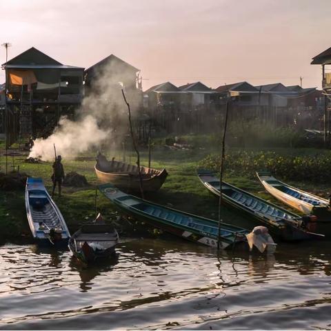 洞里萨湖的（水上人家）原自于越南的渔民、我震撼的不是他们原始的贫穷、而是没有身份与国籍的酸楚。