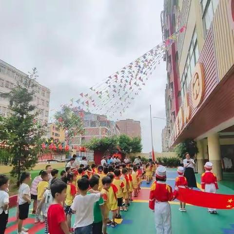 生在国旗下，长在春风里——明星礼仪幼儿园周一升旗仪式