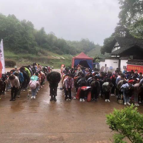 谢林港镇学校四年级“传承红色基因——走进周立波故居”主题研修实践活动