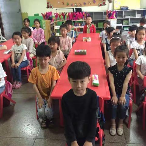 铜冶镇中心幼儿园优优五班“毛毛虫”美工活动展示