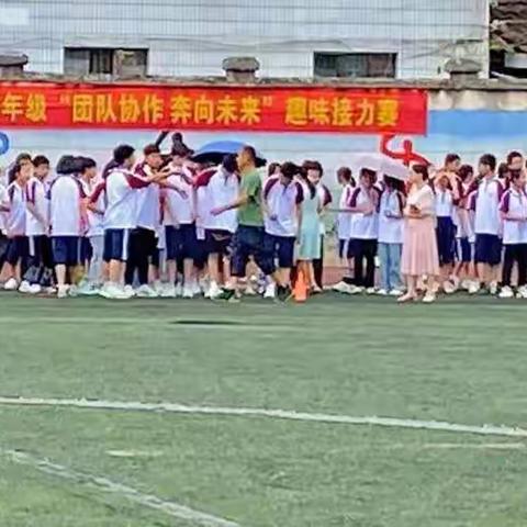 团队协作 奔向未来——记宁都中学初中部七年级趣味接力赛