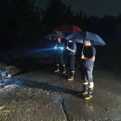昼夜不停歇-唐冶街道各方联动全力应对“烟花”影响
