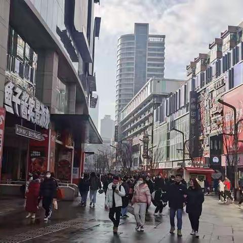 快过年了，合肥淮河路步行街很热闹