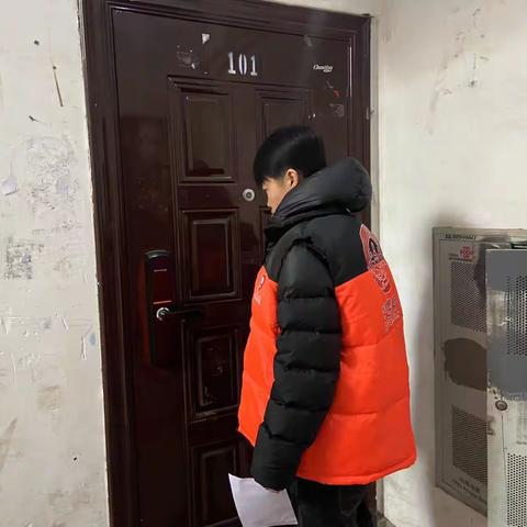 慧泽社区网格员入户走访查漏补缺：摸底登记更好服务居民