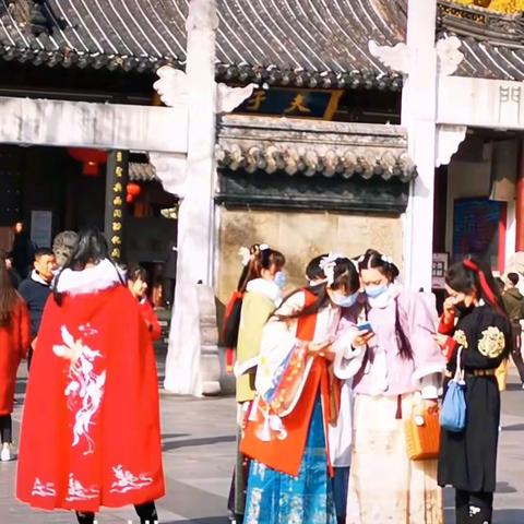 金陵王气次第收，秦淮歌舞曲未休。六朝古都帝王地，留做世人做话由。