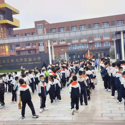 用心“护学” 为爱“站岗”