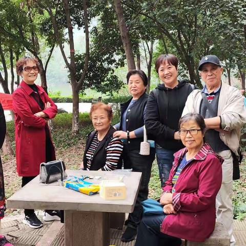 照母山下风景宜人，人和湖边邂逅同事，手机摄影，2022年10月26日