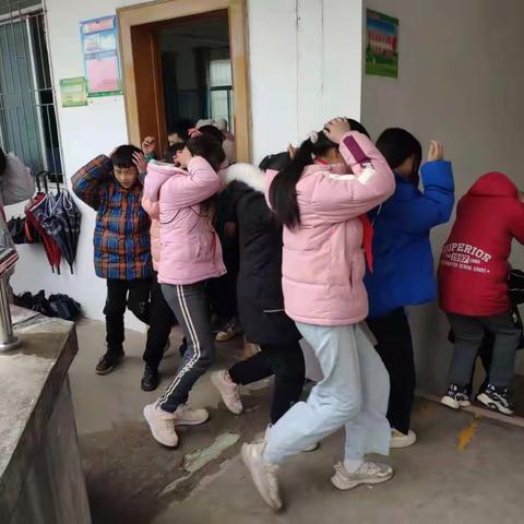 校园安全无小事，应急演练筑防线——南雄市黄坑镇中心小学2022年（地震、火灾）应急疏散演练