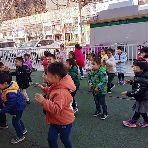 江南水郡幼儿园中班阳光体育课——接力棒比赛