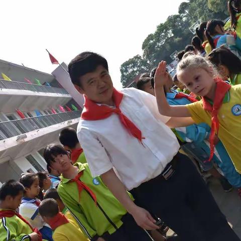 我是英国人，我爱中国，我爱奇家，我爱红领巾。