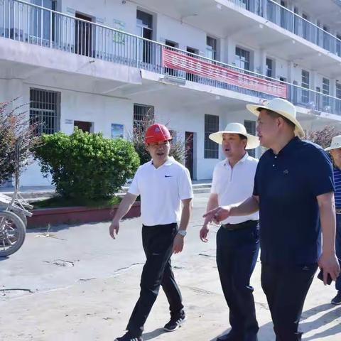炎炎烈日激豪情，细细视察出精品—唐露尧副区长和邱岗局长带领教育局领导一行人现场指导奇家小学暑期基建工程