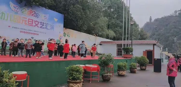 连湖镇中心校附属幼儿园“欢庆元旦 喜迎新春”亲子活动及期末汇报